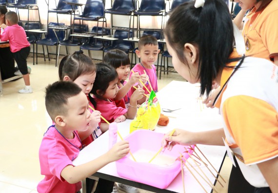 ภาพกิจกรรม คณะวิทยาศาสตร์และเทคโนโลยี จัดกิจกรรมค่ายวิทยาศาสตร์โรงเรียนสาธิตฯ ระดับชั้นอนุบาล
