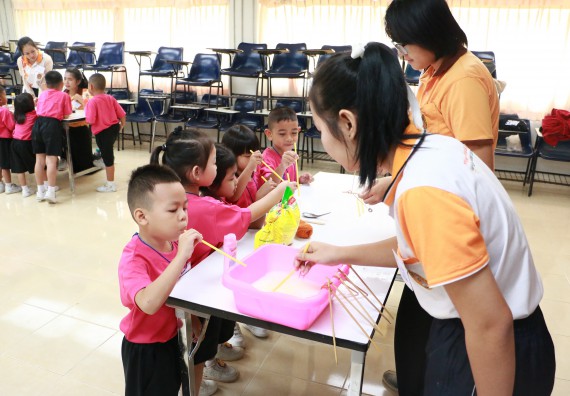 ภาพกิจกรรม คณะวิทยาศาสตร์และเทคโนโลยี จัดกิจกรรมค่ายวิทยาศาสตร์โรงเรียนสาธิตฯ ระดับชั้นอนุบาล