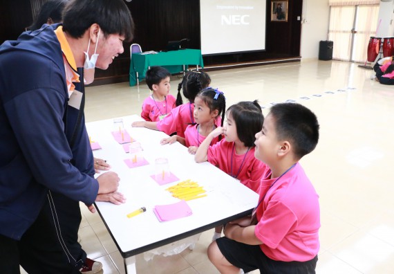 ภาพกิจกรรม คณะวิทยาศาสตร์และเทคโนโลยี จัดกิจกรรมค่ายวิทยาศาสตร์โรงเรียนสาธิตฯ ระดับชั้นอนุบาล