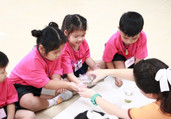 ภาพกิจกรรม คณะวิทยาศาสตร์และเทคโนโลยี จัดกิจกรรมค่ายวิทยาศาสตร์โรงเรียนสาธิตฯ ระดับชั้นอนุบาล
