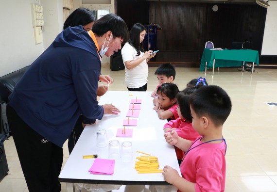 ภาพกิจกรรม คณะวิทยาศาสตร์และเทคโนโลยี จัดกิจกรรมค่ายวิทยาศาสตร์โรงเรียนสาธิตฯ ระดับชั้นอนุบาล
