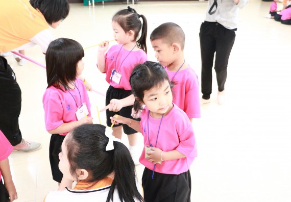 ภาพกิจกรรม คณะวิทยาศาสตร์และเทคโนโลยี จัดกิจกรรมค่ายวิทยาศาสตร์โรงเรียนสาธิตฯ ระดับชั้นอนุบาล