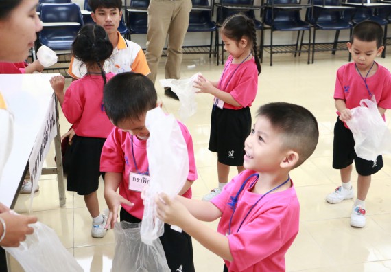 ภาพกิจกรรม คณะวิทยาศาสตร์และเทคโนโลยี จัดกิจกรรมค่ายวิทยาศาสตร์โรงเรียนสาธิตฯ ระดับชั้นอนุบาล