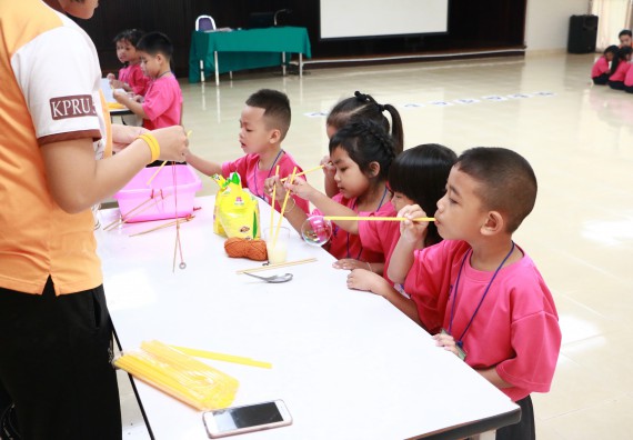 ภาพกิจกรรม คณะวิทยาศาสตร์และเทคโนโลยี จัดกิจกรรมค่ายวิทยาศาสตร์โรงเรียนสาธิตฯ ระดับชั้นอนุบาล