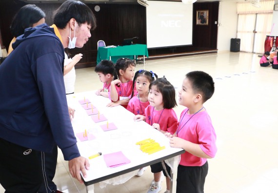ภาพกิจกรรม คณะวิทยาศาสตร์และเทคโนโลยี จัดกิจกรรมค่ายวิทยาศาสตร์โรงเรียนสาธิตฯ ระดับชั้นอนุบาล