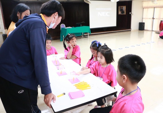 ภาพกิจกรรม คณะวิทยาศาสตร์และเทคโนโลยี จัดกิจกรรมค่ายวิทยาศาสตร์โรงเรียนสาธิตฯ ระดับชั้นอนุบาล