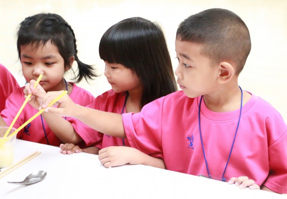ภาพกิจกรรม คณะวิทยาศาสตร์และเทคโนโลยี จัดกิจกรรมค่ายวิทยาศาสตร์โรงเรียนสาธิตฯ ระดับชั้นอนุบาล