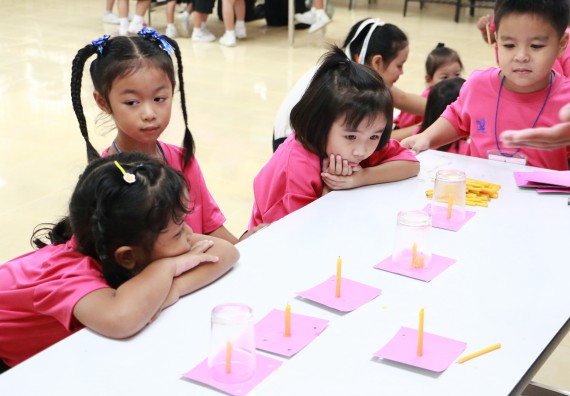 ภาพกิจกรรม คณะวิทยาศาสตร์และเทคโนโลยี จัดกิจกรรมค่ายวิทยาศาสตร์โรงเรียนสาธิตฯ ระดับชั้นอนุบาล