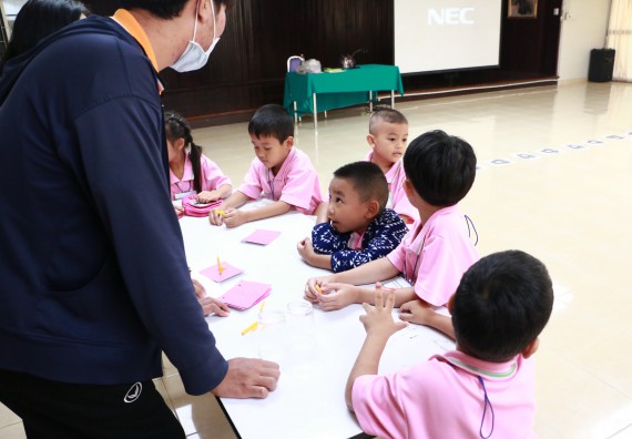 ภาพกิจกรรม คณะวิทยาศาสตร์และเทคโนโลยี จัดกิจกรรมค่ายวิทยาศาสตร์โรงเรียนสาธิตฯ ระดับชั้นอนุบาล