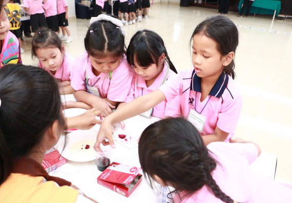 ภาพกิจกรรม คณะวิทยาศาสตร์และเทคโนโลยี จัดกิจกรรมค่ายวิทยาศาสตร์โรงเรียนสาธิตฯ ระดับชั้นอนุบาล