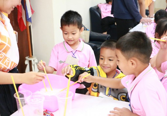 ภาพกิจกรรม คณะวิทยาศาสตร์และเทคโนโลยี จัดกิจกรรมค่ายวิทยาศาสตร์โรงเรียนสาธิตฯ ระดับชั้นอนุบาล