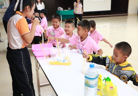 ภาพกิจกรรม คณะวิทยาศาสตร์และเทคโนโลยี จัดกิจกรรมค่ายวิทยาศาสตร์โรงเรียนสาธิตฯ ระดับชั้นอนุบาล