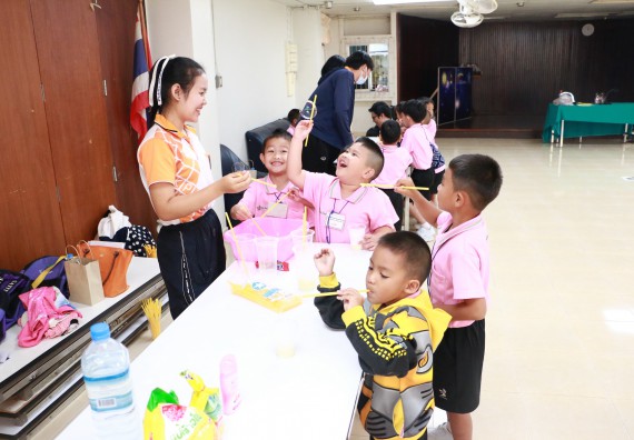 ภาพกิจกรรม คณะวิทยาศาสตร์และเทคโนโลยี จัดกิจกรรมค่ายวิทยาศาสตร์โรงเรียนสาธิตฯ ระดับชั้นอนุบาล