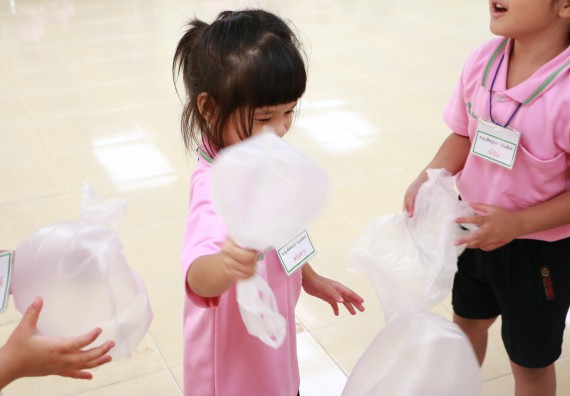 ภาพกิจกรรม คณะวิทยาศาสตร์และเทคโนโลยี จัดกิจกรรมค่ายวิทยาศาสตร์โรงเรียนสาธิตฯ ระดับชั้นอนุบาล