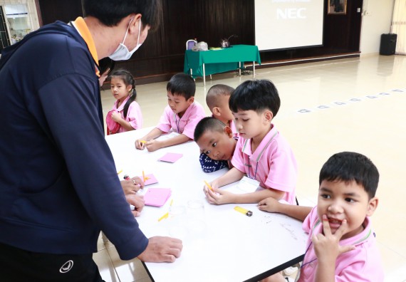 ภาพกิจกรรม คณะวิทยาศาสตร์และเทคโนโลยี จัดกิจกรรมค่ายวิทยาศาสตร์โรงเรียนสาธิตฯ ระดับชั้นอนุบาล