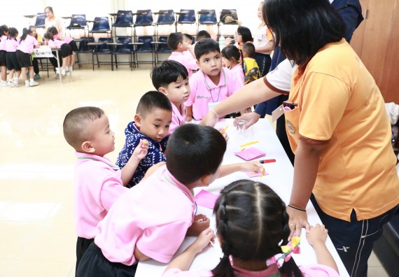 ภาพกิจกรรม คณะวิทยาศาสตร์และเทคโนโลยี จัดกิจกรรมค่ายวิทยาศาสตร์โรงเรียนสาธิตฯ ระดับชั้นอนุบาล
