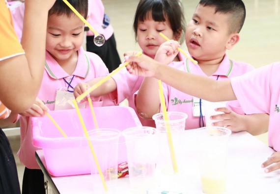 ภาพกิจกรรม คณะวิทยาศาสตร์และเทคโนโลยี จัดกิจกรรมค่ายวิทยาศาสตร์โรงเรียนสาธิตฯ ระดับชั้นอนุบาล