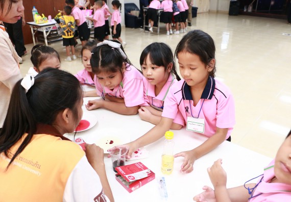 ภาพกิจกรรม คณะวิทยาศาสตร์และเทคโนโลยี จัดกิจกรรมค่ายวิทยาศาสตร์โรงเรียนสาธิตฯ ระดับชั้นอนุบาล