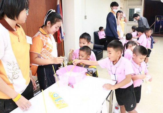 ภาพกิจกรรม คณะวิทยาศาสตร์และเทคโนโลยี จัดกิจกรรมค่ายวิทยาศาสตร์โรงเรียนสาธิตฯ ระดับชั้นอนุบาล