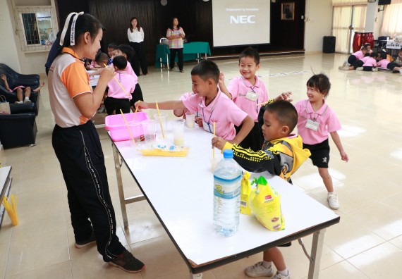 ภาพกิจกรรม คณะวิทยาศาสตร์และเทคโนโลยี จัดกิจกรรมค่ายวิทยาศาสตร์โรงเรียนสาธิตฯ ระดับชั้นอนุบาล