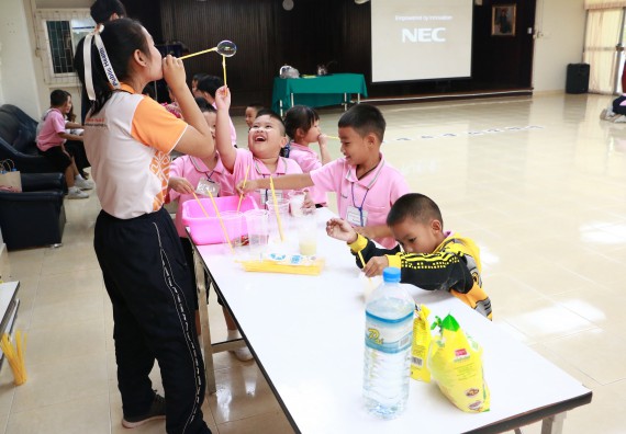 ภาพกิจกรรม คณะวิทยาศาสตร์และเทคโนโลยี จัดกิจกรรมค่ายวิทยาศาสตร์โรงเรียนสาธิตฯ ระดับชั้นอนุบาล