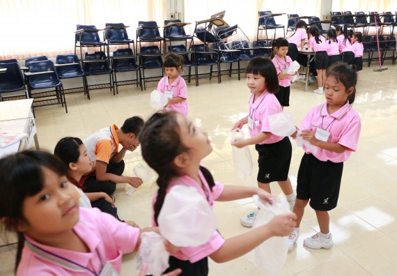 ภาพกิจกรรม คณะวิทยาศาสตร์และเทคโนโลยี จัดกิจกรรมค่ายวิทยาศาสตร์โรงเรียนสาธิตฯ ระดับชั้นอนุบาล