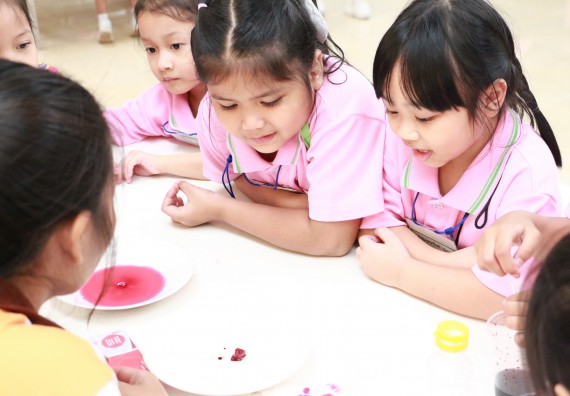 ภาพกิจกรรม คณะวิทยาศาสตร์และเทคโนโลยี จัดกิจกรรมค่ายวิทยาศาสตร์โรงเรียนสาธิตฯ ระดับชั้นอนุบาล