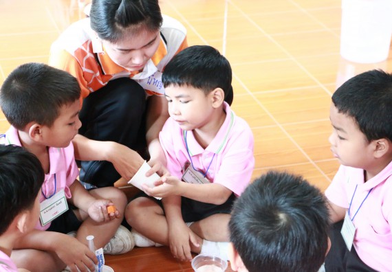 ภาพกิจกรรม คณะวิทยาศาสตร์และเทคโนโลยี จัดกิจกรรมค่ายวิทยาศาสตร์โรงเรียนสาธิตฯ ระดับชั้นอนุบาล