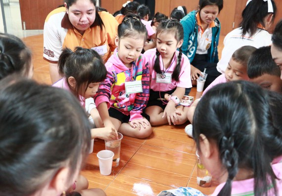 ภาพกิจกรรม คณะวิทยาศาสตร์และเทคโนโลยี จัดกิจกรรมค่ายวิทยาศาสตร์โรงเรียนสาธิตฯ ระดับชั้นอนุบาล