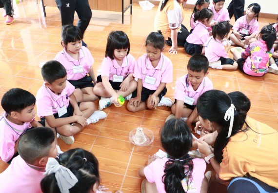 ภาพกิจกรรม คณะวิทยาศาสตร์และเทคโนโลยี จัดกิจกรรมค่ายวิทยาศาสตร์โรงเรียนสาธิตฯ ระดับชั้นอนุบาล