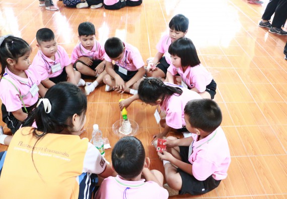 ภาพกิจกรรม คณะวิทยาศาสตร์และเทคโนโลยี จัดกิจกรรมค่ายวิทยาศาสตร์โรงเรียนสาธิตฯ ระดับชั้นอนุบาล