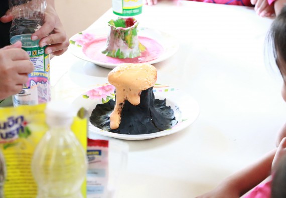 ภาพกิจกรรม คณะวิทยาศาสตร์และเทคโนโลยี จัดกิจกรรมค่ายวิทยาศาสตร์โรงเรียนสาธิตฯ ระดับชั้นอนุบาล