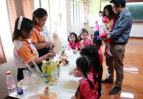 ภาพกิจกรรม คณะวิทยาศาสตร์และเทคโนโลยี จัดกิจกรรมค่ายวิทยาศาสตร์โรงเรียนสาธิตฯ ระดับชั้นอนุบาล