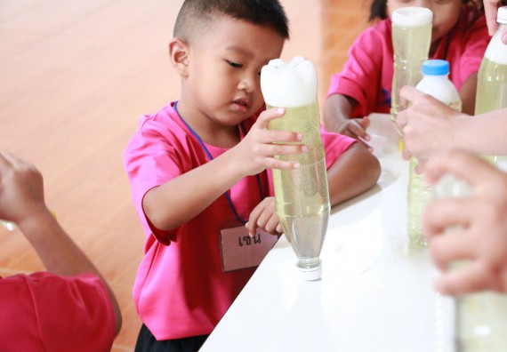 ภาพกิจกรรม คณะวิทยาศาสตร์และเทคโนโลยี จัดกิจกรรมค่ายวิทยาศาสตร์โรงเรียนสาธิตฯ ระดับชั้นอนุบาล