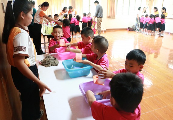 ภาพกิจกรรม คณะวิทยาศาสตร์และเทคโนโลยี จัดกิจกรรมค่ายวิทยาศาสตร์โรงเรียนสาธิตฯ ระดับชั้นอนุบาล