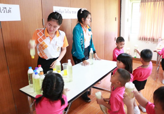 ภาพกิจกรรม คณะวิทยาศาสตร์และเทคโนโลยี จัดกิจกรรมค่ายวิทยาศาสตร์โรงเรียนสาธิตฯ ระดับชั้นอนุบาล
