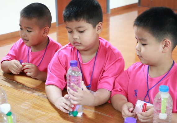 ภาพกิจกรรม คณะวิทยาศาสตร์และเทคโนโลยี จัดกิจกรรมค่ายวิทยาศาสตร์โรงเรียนสาธิตฯ ระดับชั้นอนุบาล