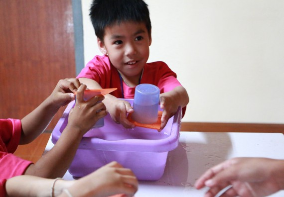 ภาพกิจกรรม คณะวิทยาศาสตร์และเทคโนโลยี จัดกิจกรรมค่ายวิทยาศาสตร์โรงเรียนสาธิตฯ ระดับชั้นอนุบาล