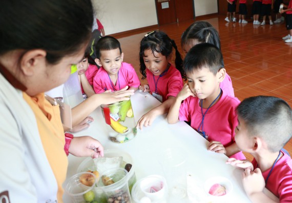 ภาพกิจกรรม คณะวิทยาศาสตร์และเทคโนโลยี จัดกิจกรรมค่ายวิทยาศาสตร์โรงเรียนสาธิตฯ ระดับชั้นอนุบาล