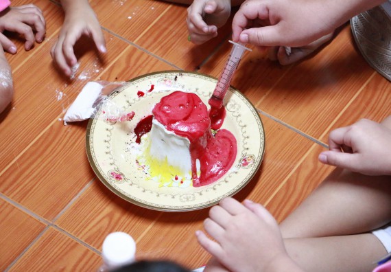 ภาพกิจกรรม คณะวิทยาศาสตร์และเทคโนโลยี จัดกิจกรรมค่ายวิทยาศาสตร์โรงเรียนสาธิตฯ ระดับชั้นอนุบาล