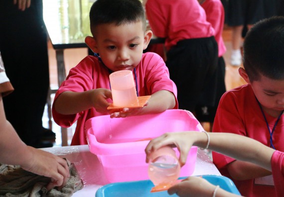 ภาพกิจกรรม คณะวิทยาศาสตร์และเทคโนโลยี จัดกิจกรรมค่ายวิทยาศาสตร์โรงเรียนสาธิตฯ ระดับชั้นอนุบาล