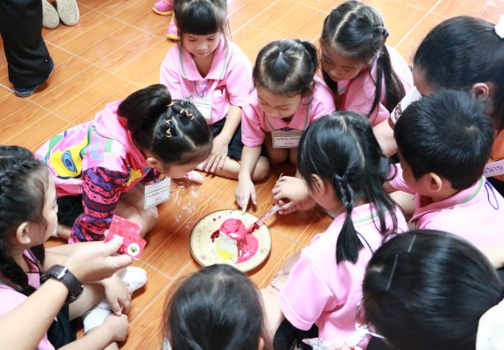 ภาพกิจกรรม คณะวิทยาศาสตร์และเทคโนโลยี จัดกิจกรรมค่ายวิทยาศาสตร์โรงเรียนสาธิตฯ ระดับชั้นอนุบาล