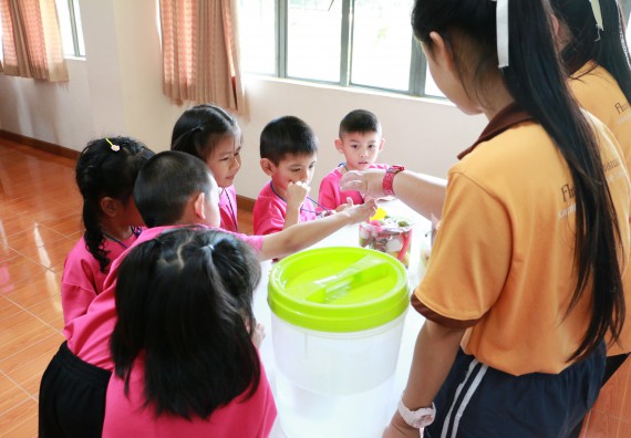 ภาพกิจกรรม คณะวิทยาศาสตร์และเทคโนโลยี จัดกิจกรรมค่ายวิทยาศาสตร์โรงเรียนสาธิตฯ ระดับชั้นอนุบาล