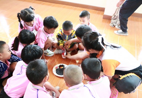 ภาพกิจกรรม คณะวิทยาศาสตร์และเทคโนโลยี จัดกิจกรรมค่ายวิทยาศาสตร์โรงเรียนสาธิตฯ ระดับชั้นอนุบาล