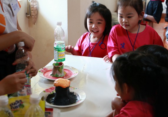 ภาพกิจกรรม คณะวิทยาศาสตร์และเทคโนโลยี จัดกิจกรรมค่ายวิทยาศาสตร์โรงเรียนสาธิตฯ ระดับชั้นอนุบาล