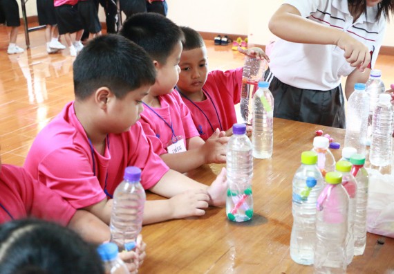 ภาพกิจกรรม คณะวิทยาศาสตร์และเทคโนโลยี จัดกิจกรรมค่ายวิทยาศาสตร์โรงเรียนสาธิตฯ ระดับชั้นอนุบาล