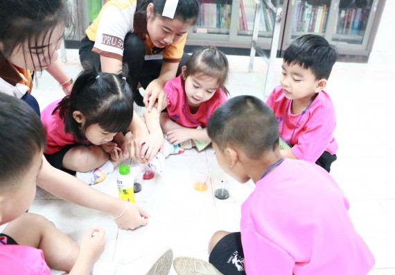 ภาพกิจกรรม คณะวิทยาศาสตร์และเทคโนโลยี จัดกิจกรรมค่ายวิทยาศาสตร์โรงเรียนสาธิตฯ ระดับชั้นอนุบาล