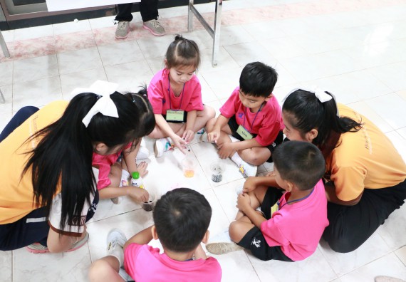 ภาพกิจกรรม คณะวิทยาศาสตร์และเทคโนโลยี จัดกิจกรรมค่ายวิทยาศาสตร์โรงเรียนสาธิตฯ ระดับชั้นอนุบาล