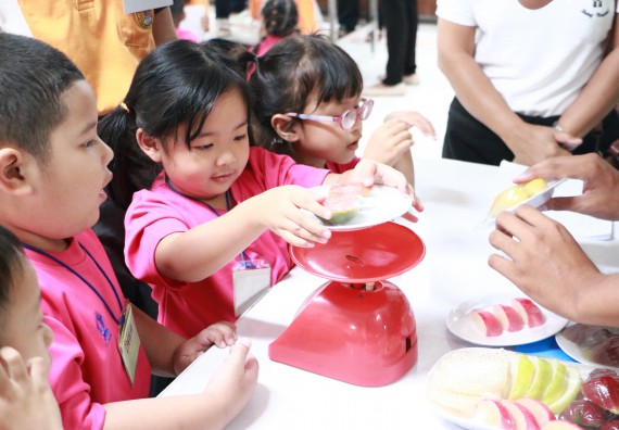 ภาพกิจกรรม คณะวิทยาศาสตร์และเทคโนโลยี จัดกิจกรรมค่ายวิทยาศาสตร์โรงเรียนสาธิตฯ ระดับชั้นอนุบาล