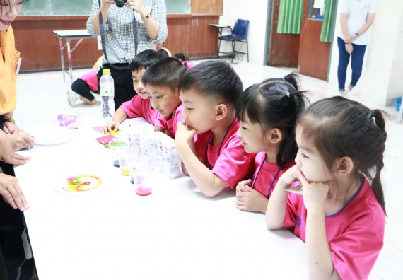 ภาพกิจกรรม คณะวิทยาศาสตร์และเทคโนโลยี จัดกิจกรรมค่ายวิทยาศาสตร์โรงเรียนสาธิตฯ ระดับชั้นอนุบาล